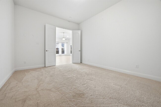Building Photo - 208 Sequoia Dr