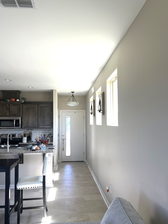 Building Photo - 1306 E Sonador Dr S