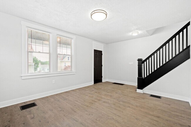 Building Photo - SCORE 1ST MONTH'S RENT FREE IF SIGNED BY AUGUST 7! Spectacular 3 bedroom home in Carrick availabl...