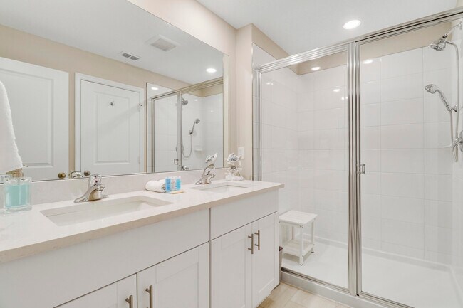 Building Photo - 5719 SE Edgewater Cir