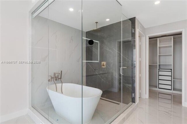 Building Photo - 700 NE 24th St