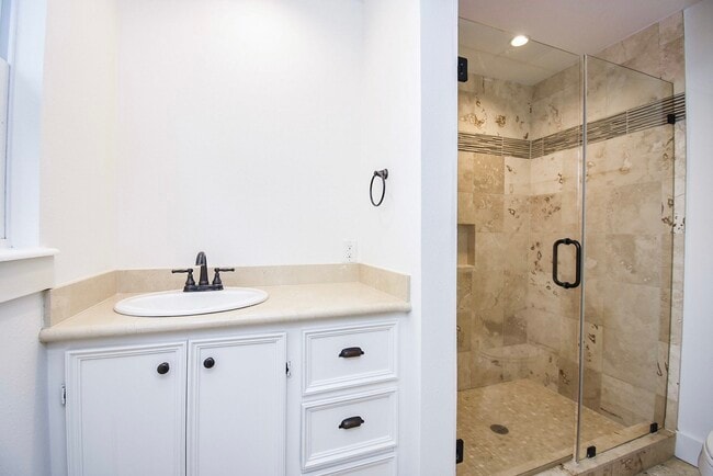 Building Photo - 413 W 10th St