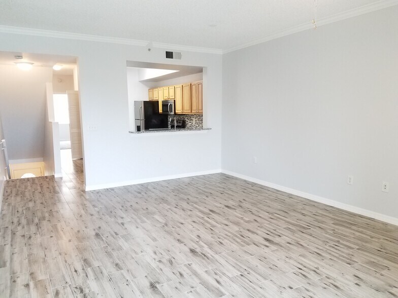 Building Photo - 5692 Bentgrass Dr