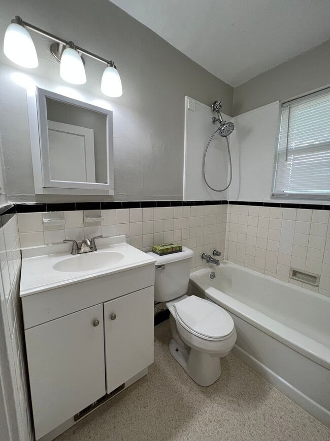 Building Photo - 1257 W 6th St