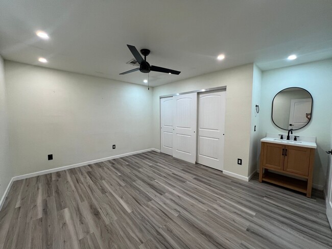 Building Photo - NICE 2 BEDROOM TOWNHOME!