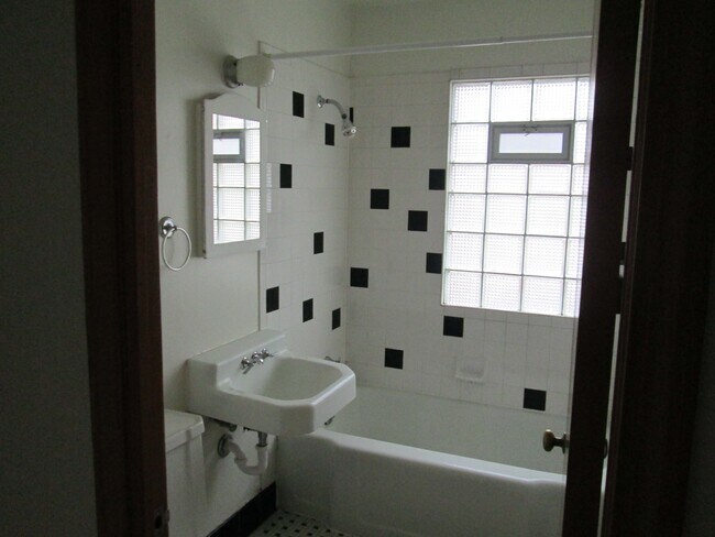 Bathroom - 334 N 75th St