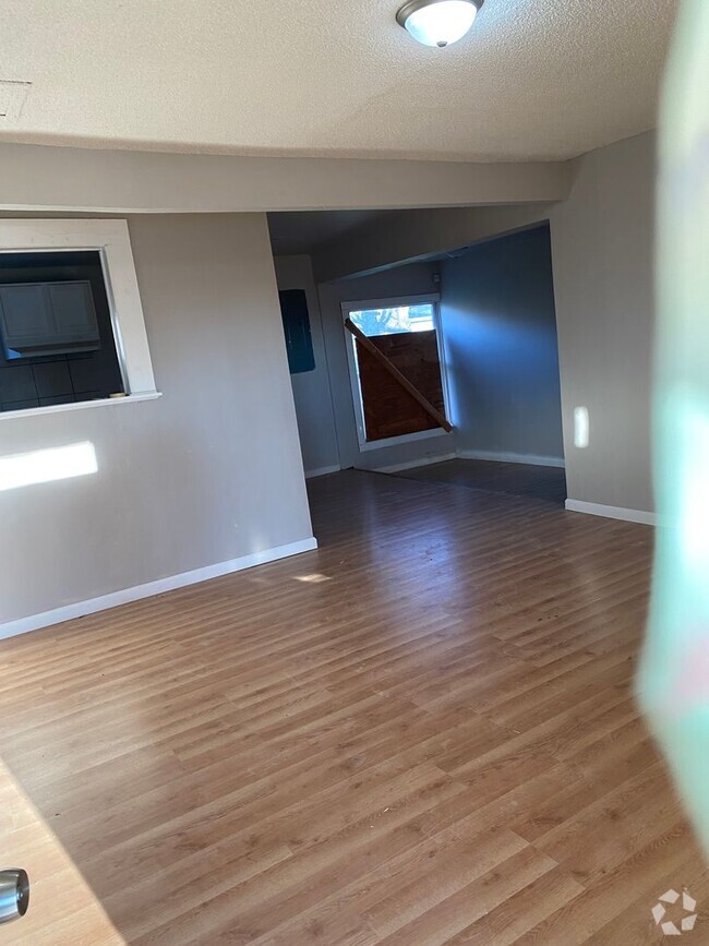 Building Photo - Very Nice 4BD/2BA Home