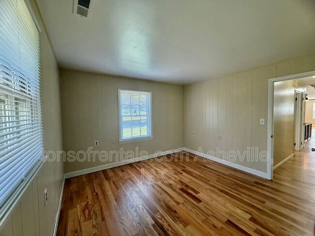 Building Photo - 161 Dogwood Dr