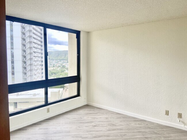 Building Photo - One bedroom one bath in Highly Desirable Building