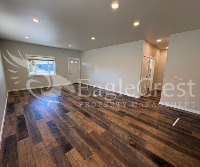 Building Photo - Three Bedroom, Two Bathroom Home in Eastgate