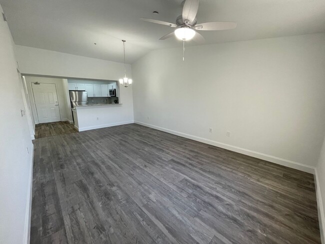 Building Photo - ANNUAL RENTAL - KEY ROYAL-2 BED 1 BATH THI...