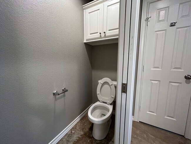 Building Photo - Beautiful Home Located Near High School, T...