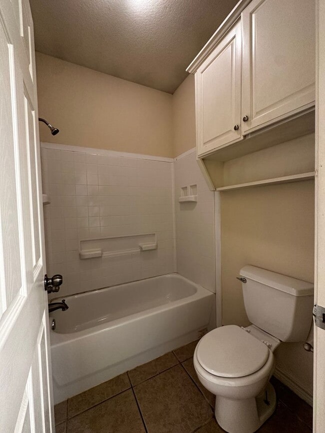 Building Photo - Spacious 5/4 House with Open Floor Plan Near Campus!