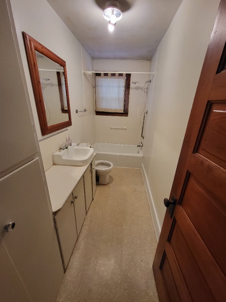 Building Photo - 100 Church St