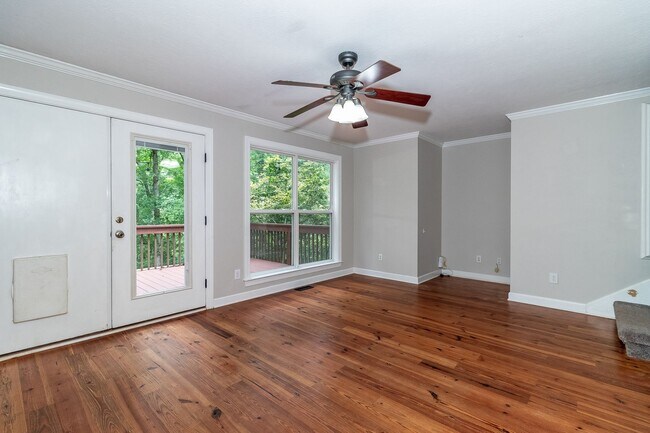 Building Photo - Beautiful 3 bedroom, in-law plan, Family Home in Martinez!  Walk to school!