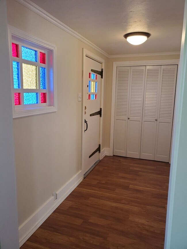 Building Photo - Charming 2 bedroom home
