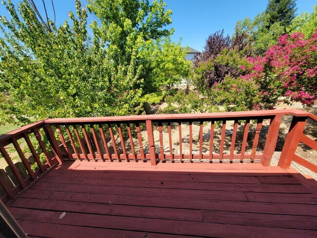 Building Photo - 3 Bedroom House Near Schools and Hiking