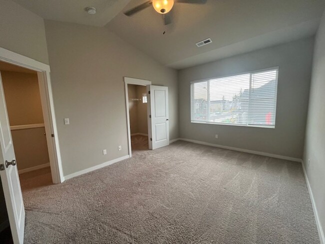 Building Photo - Move in Special - 3 Bedroom 2.5 Bath Townh...