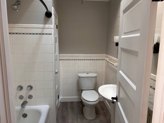 Bathroom with skylight - 6606 Morris Park Rd