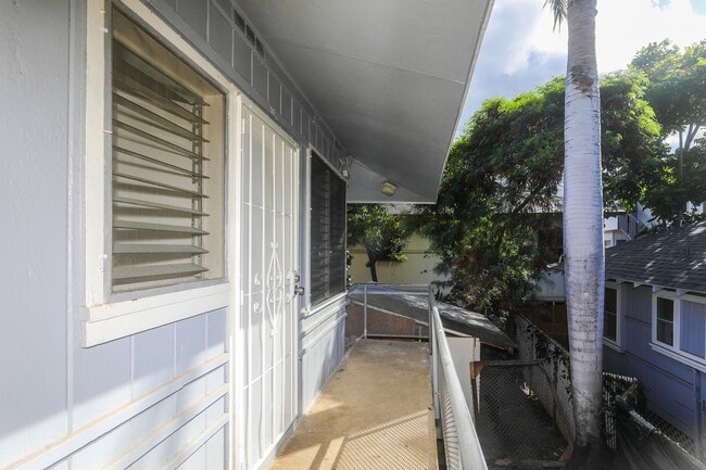 Building Photo - Renovated, upstairs, 2 bedroom 1 bath with...