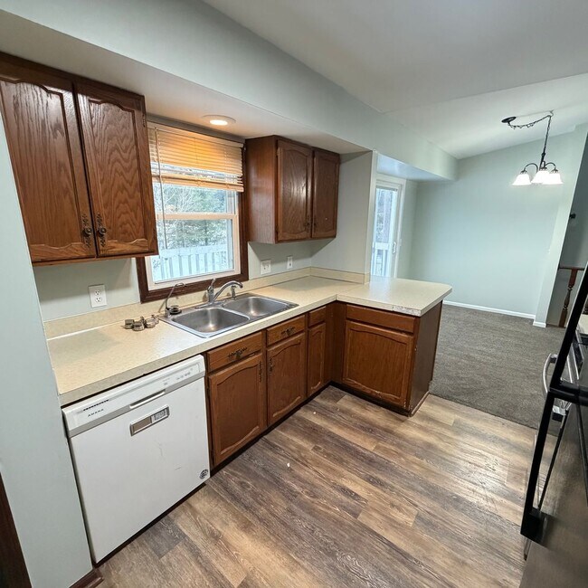 Building Photo - Rockford Schools! 3 Bedroom Duplex