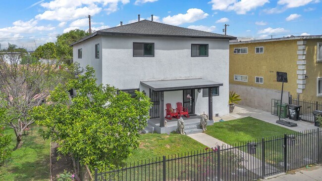 Building Photo - 915 E 91st St