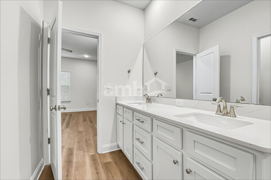 Building Photo - 97001 Blackrock Cv Wy