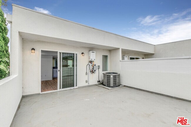 Building Photo - 1409 N Hobart Blvd