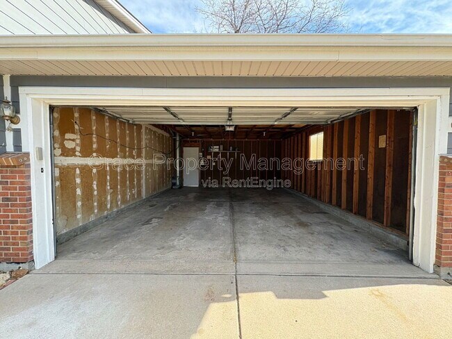 Building Photo - 3054 S Fraser St