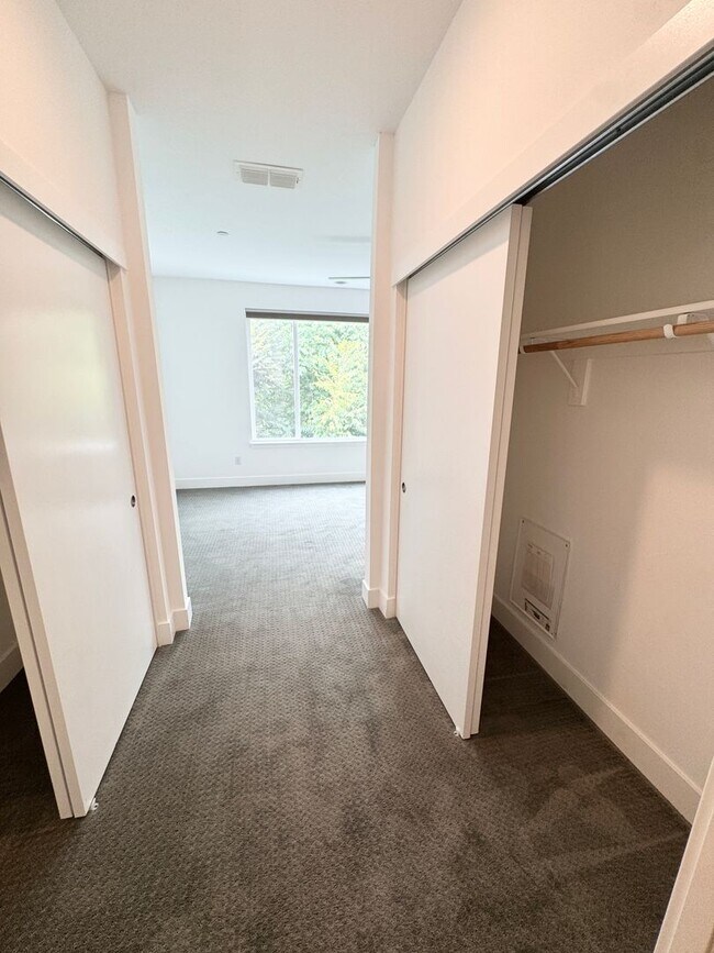 Building Photo - Luxury 3 Bed / 3 Bath Modern Home in Downtown Sacramento – Mansion Flats