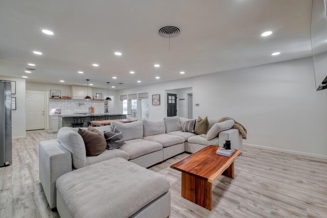 Building Photo - 2117 Gaston Pl Dr