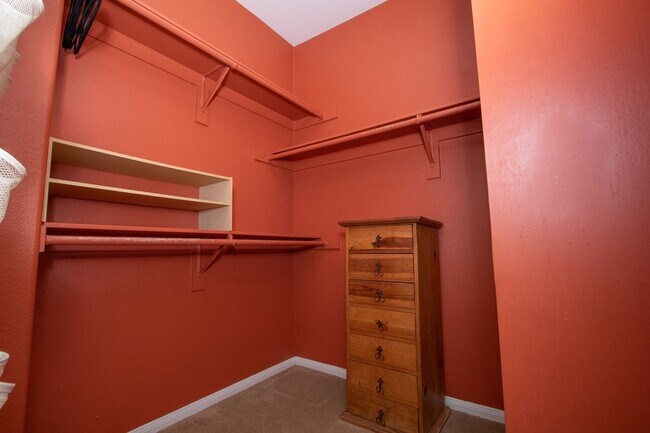 Building Photo - Beautiful 2 Bedroom / 2 Bath Condo in Desi...