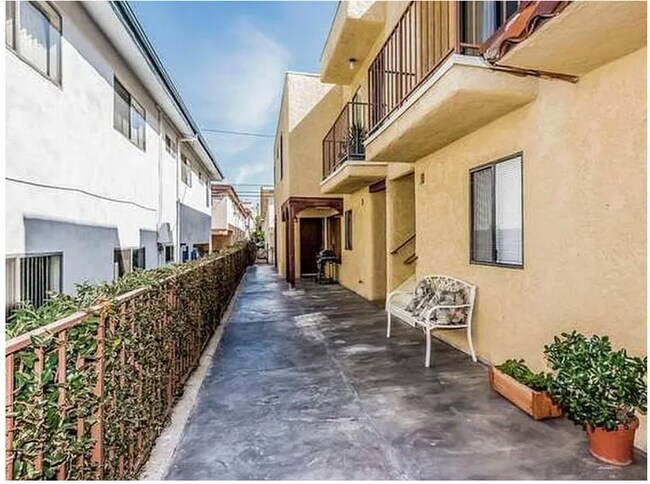 Walkway to condo - 1606 S Barrington Ave