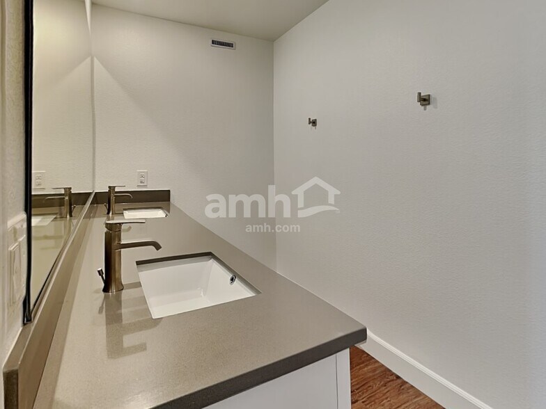 Building Photo - 9171 Ribbon Mdw Ct