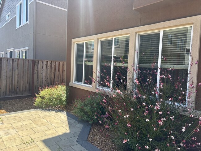 Building Photo - 5558 Kennedy Pl