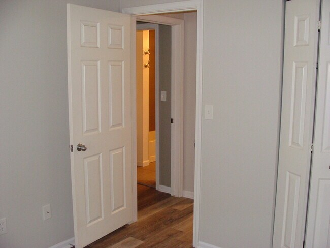 Building Photo - Two Bedroom Updated Windcrest Condo
