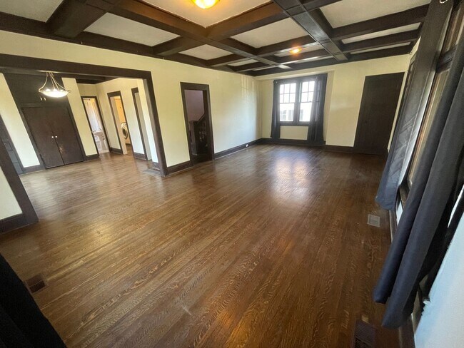 Building Photo - 1030 W Spofford Ave