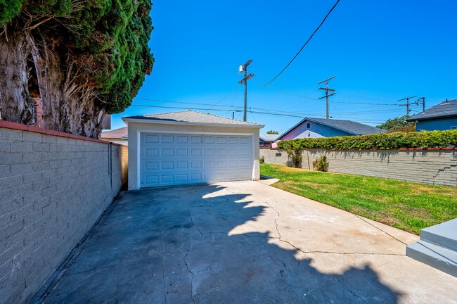 Building Photo - 8807 Cimarron St