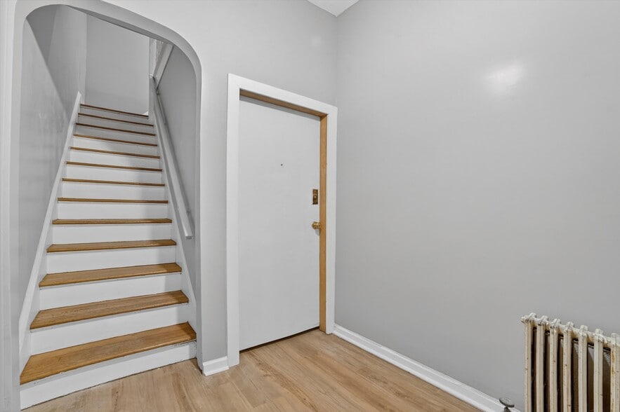 Entry Foyer - 4 Amackassin Ter