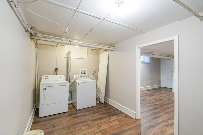 Building Photo - Amazing 1st fl Apt with private entrance and w/d