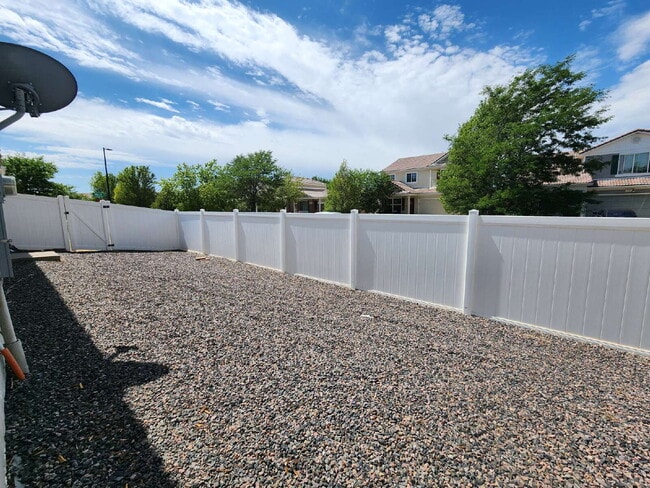 Building Photo - Great 3 Bed Ranch Style Home In Green Valley Ranch Neighborhood