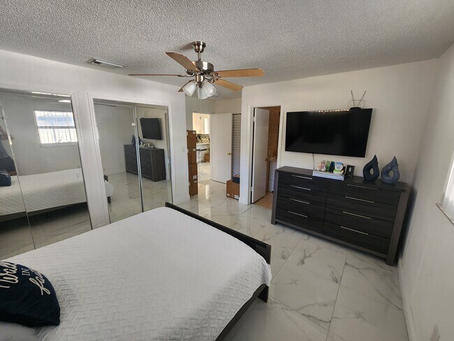 Building Photo - 1285 W 39th Pl