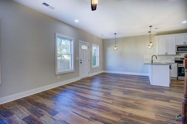 Building Photo - 523 E Chappell St