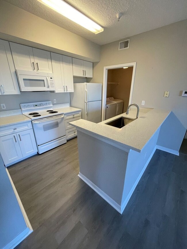 Building Photo - Awesome apartment in the heart of Metrowest!