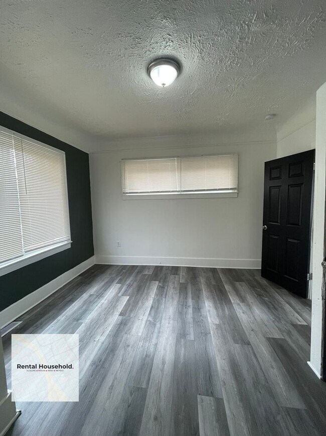 Building Photo - Huge 4 Bedroom Colonial