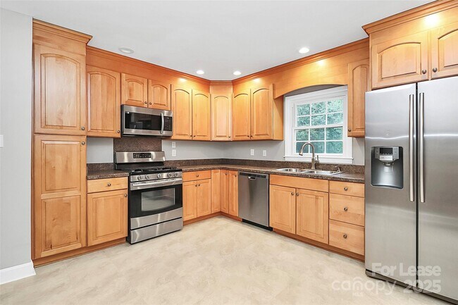 Building Photo - 6908 Lancer Dr