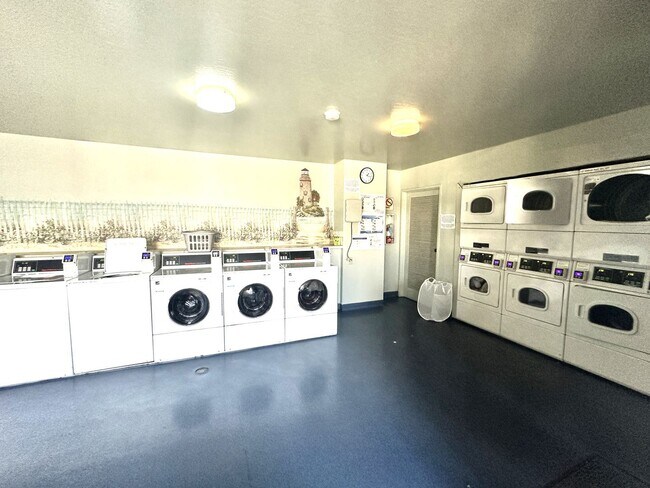 Building Photo - BEAUTIFUL TOP FLOOR  1 BED 1 BATH CONDO W/RESORT FACILITIES! +STORAGE