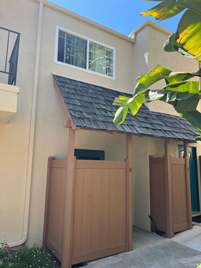 Building Photo - Three Bedroom Condo! Ventura