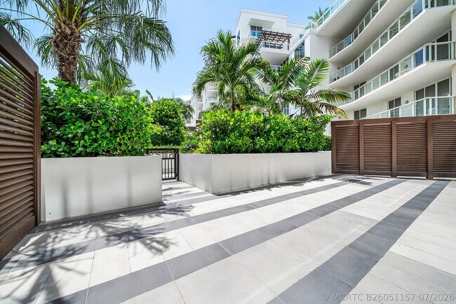 Building Photo - 220 SE Mizner Blvd