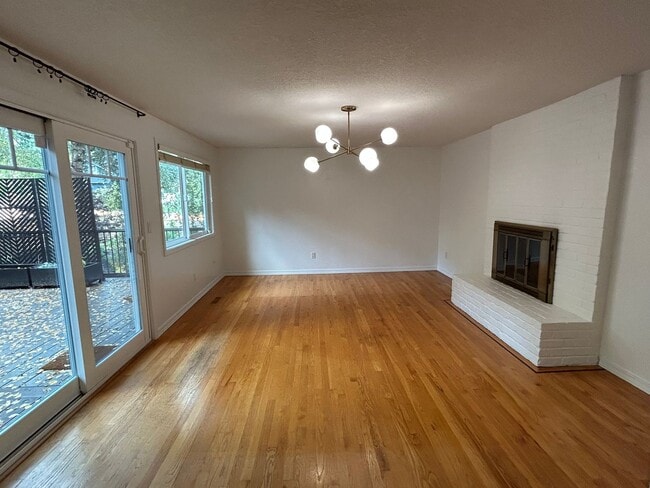 Building Photo - 4 Bedroom 2 bath Home on Quiet Street with...